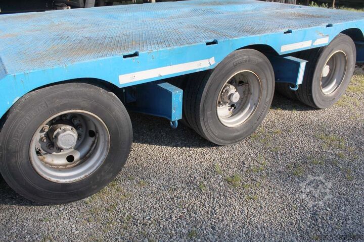 Low-loader semi-trailer for transporting construction machinery deangelis 