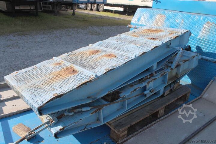 Low-loader semi-trailer for transporting construction machinery deangelis 