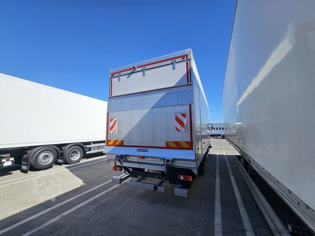 Box truck DAF XB 230 FA 12 t furgonato con sponda