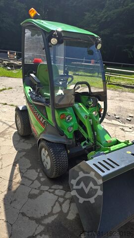 Lader auf dem Hof Avant Tecno Avant 225