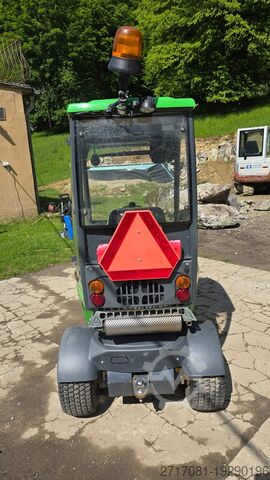 Lader auf dem Hof Avant Tecno Avant 225