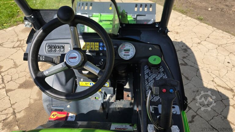 Lader auf dem Hof Avant Tecno Avant 225