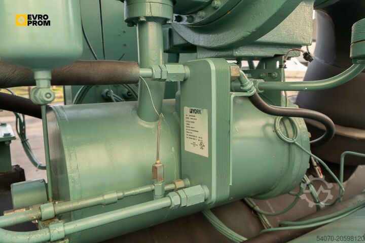 Chiller Used Watercooled chiller York YK CG CF Q7 5CI F 2000 kW. 2005 yom