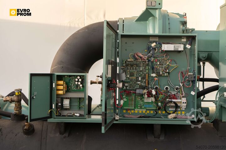 Chiller Used Watercooled chiller York YK CG CF Q7 5CI F 2000 kW. 2005 yom