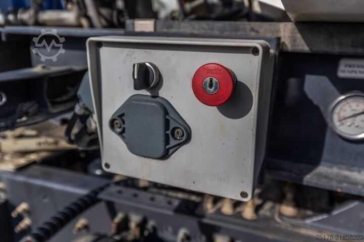 Tipper TECNOKAR HARDOX 26m3+BACHE