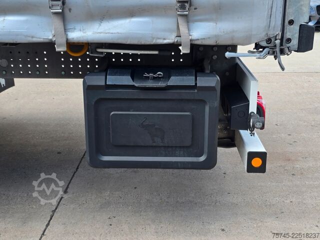 Auflieger mit Pritsche & Plane SCHMITZ CARGOBULL SCB*S3 * PR.+PL. * PLANE UNBESCHRIFTET *