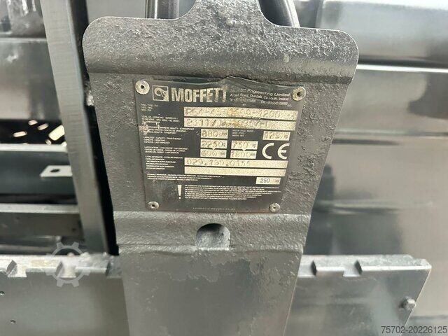Front loader forklift Moffett M4 25.3 Mitnahmestapler