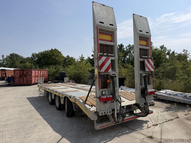 Low loader trailer Möslein TTA33 Schwebheim  Tridemtieflader 31 t GG, 8 m lang