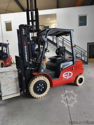 Electric 4-wheel forklift EP EFL303P