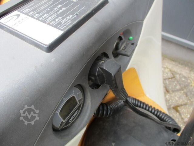 Pallet truck Crown WP3015