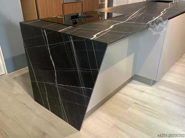 Showroom Küche Kochinsel Hochschränke Cucinesse Italien Evolve Sand-beige