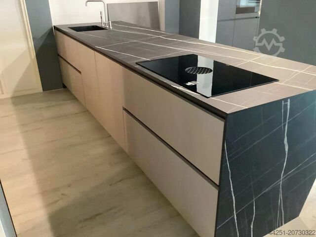 Showroom Küche Kochinsel Hochschränke Cucinesse Italien Evolve Sand-beige