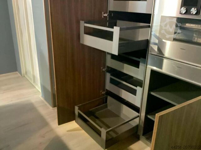 Showroom Küche Kochinsel Hochschränke Cucinesse Italien Evolve Sand-beige