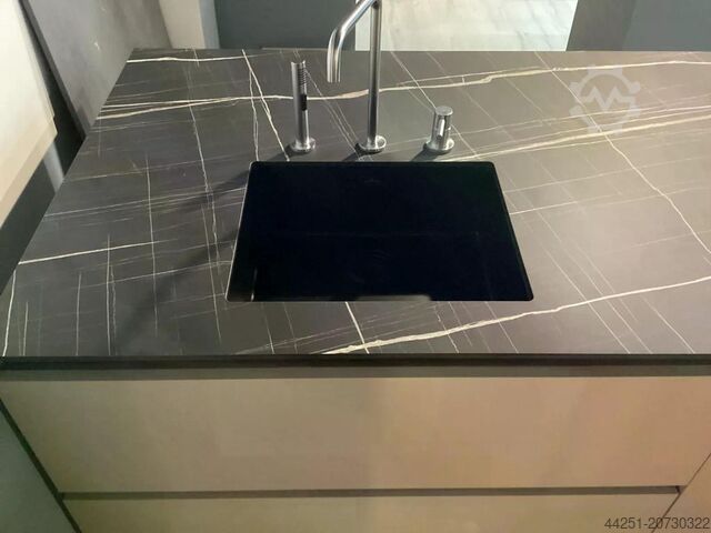 Showroom Küche Kochinsel Hochschränke Cucinesse Italien Evolve Sand-beige