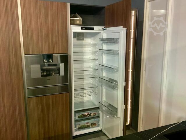 Showroom Küche Kochinsel Hochschränke Cucinesse Italien Evolve Sand-beige