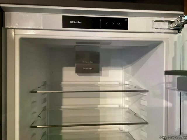 Showroom Küche Kochinsel Hochschränke Cucinesse Italien Evolve Sand-beige