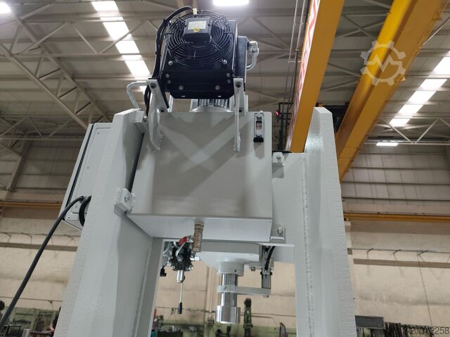 Hydraulic C-frame press Durendus Montagepresse