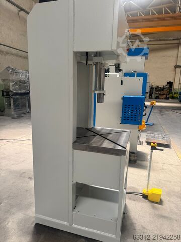 Hydraulic C-frame press Durendus Montagepresse