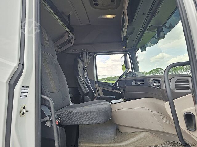 Standard-SZM DAF XG 480 Spoilers, skylights