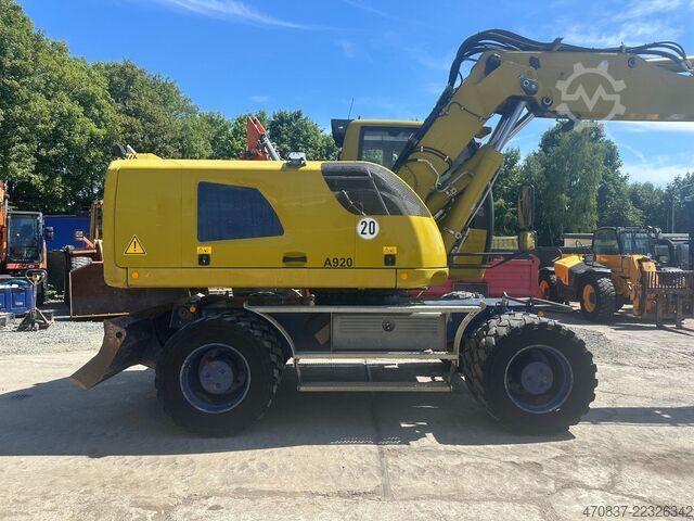 Mobile excavator LIEBHERR A 920 / Oil Quick