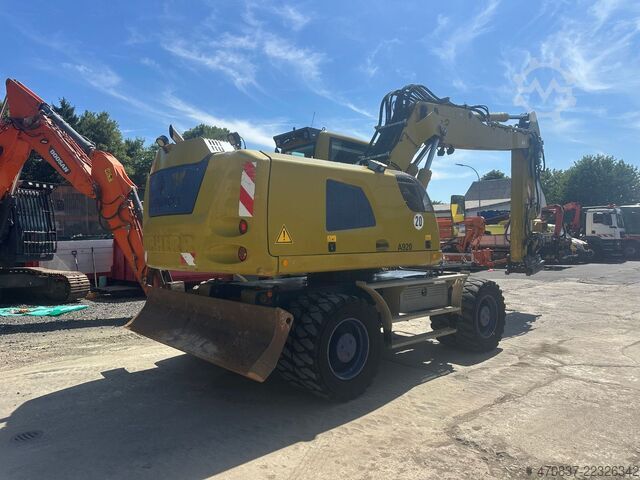Mobile excavator LIEBHERR A 920 / Oil Quick