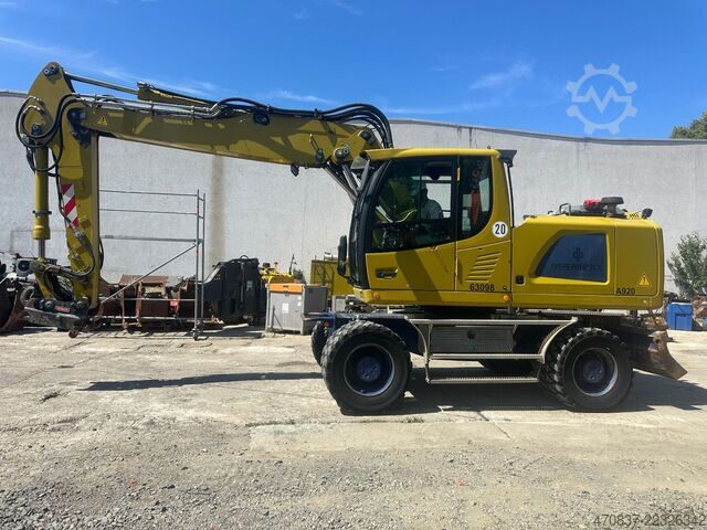 Mobile excavator LIEBHERR A 920 / Oil Quick