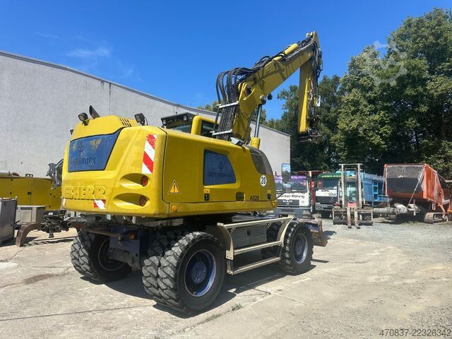 Mobile excavator LIEBHERR A 920 / Oil Quick