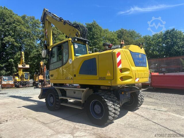 Mobile excavator LIEBHERR A 920 / Oil Quick
