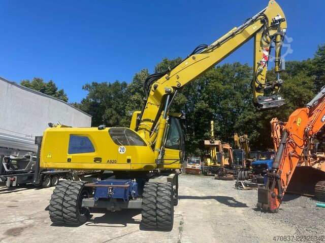 Mobile excavator LIEBHERR A 920 / Oil Quick