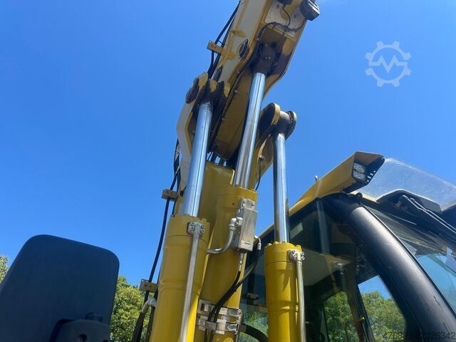 Mobile excavator LIEBHERR A 920 / Oil Quick