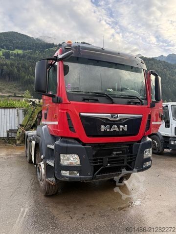 Heavy-duty truck MAN TGS 33.500 Retarder 6x4