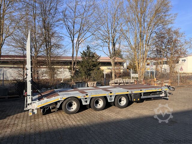 Low loader trailer Möslein TT 34 Zugrohr Gerade  34 t GG Tridem- Tieflader 3 Achs, gelenktNeufahrzeug