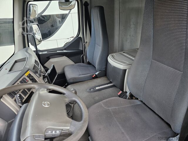 LKW mit Kofferaufbau Volvo FL 240 4x2 14Tons Hebebühne Blatt/Luft