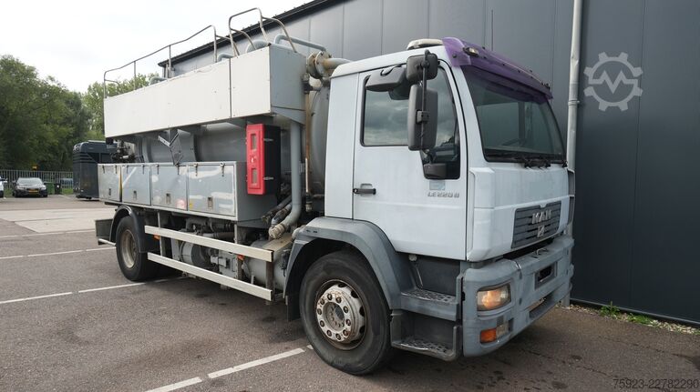 Suction vehicle MAN LE 220 B vacuum truck 35.000km
