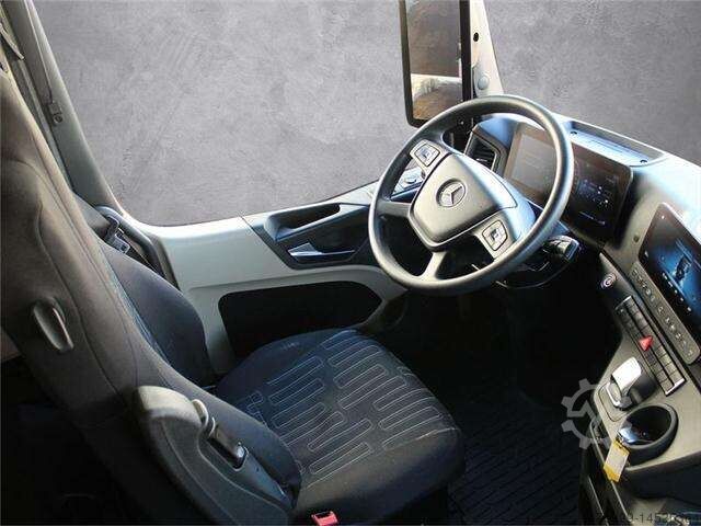 Tractor unit Mercedes-Benz 1845