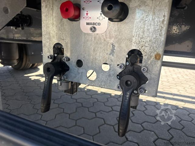 Trailer with working platform  Wiese Plattform Anhänger mit Twistlocks