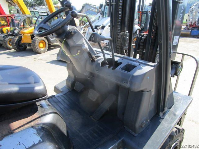 Dieselstapler Nissan FD 30 Triplex Freihub
