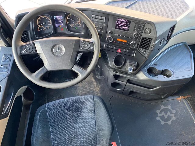 Standard tractor Mercedes-Benz Actros Big space / Automatic