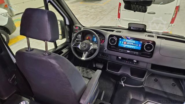 Minibus MERCEDES-BENZ 519  Allrad 4 x 4 Lagerfahrzeug Stock 20 Sitzer