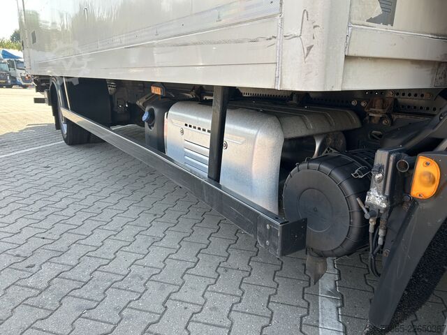 Box body DAF LF 230 FA / 12 Ton / 246 dkm / Navi / Box / Laa...