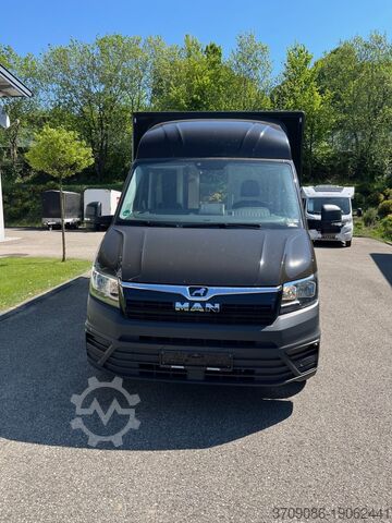 Transporter with suitcase MAN TGE