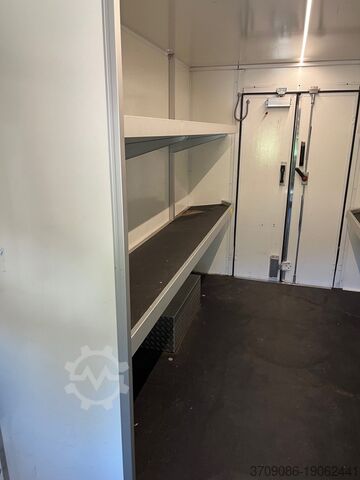 Transporter with suitcase MAN TGE