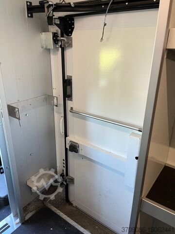 Transporter with suitcase MAN TGE