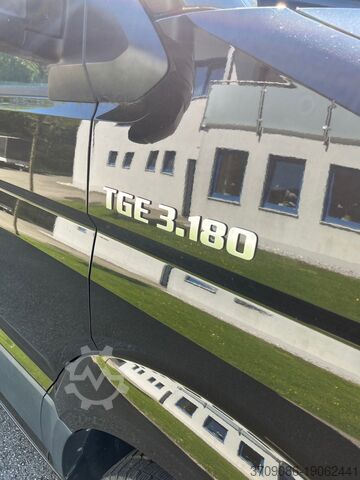 Transporter with suitcase MAN TGE