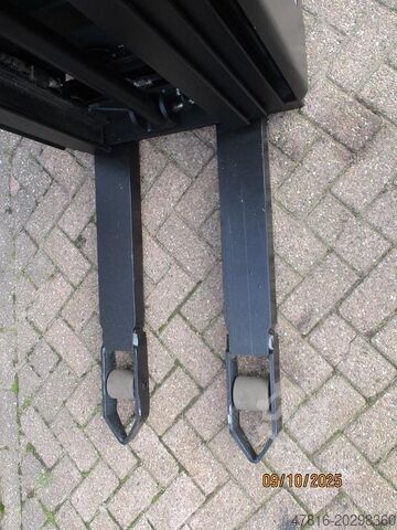 High lifting pallet truck BT SWE140