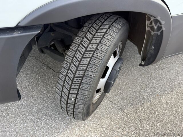 Box van with tail lift Iveco daily 35-160