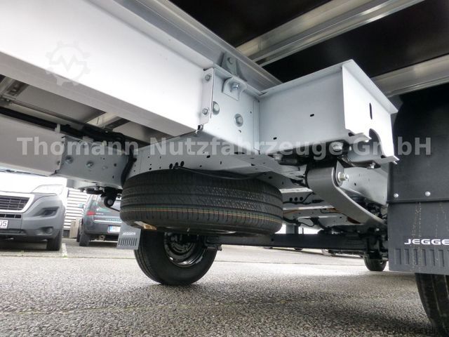 Transporter mit Koffer RENAULT NEW Master 2025 Koffer Türen Möbelkoffer