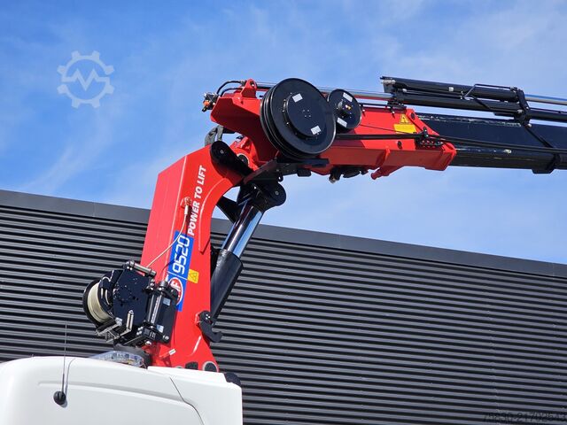 Standard-SZM Scania R590 V8 8x2 / HMF 9520 - JIB - WINCH / TRACTOR