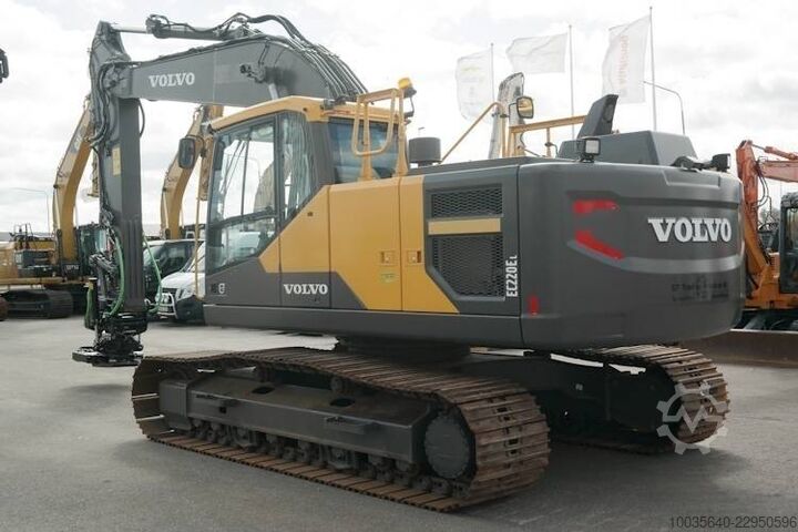 Chain excavator Volvo EC 220 E