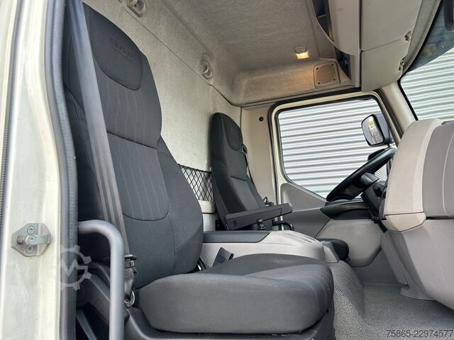 Box body DAF LF 230 FA / 12 Ton / 215 dkm / Navi / Camera / ...